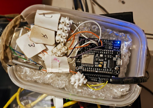 With the lid on, it keeps dust out nicely. A little bubble wrap ensures it sleeps soundly.