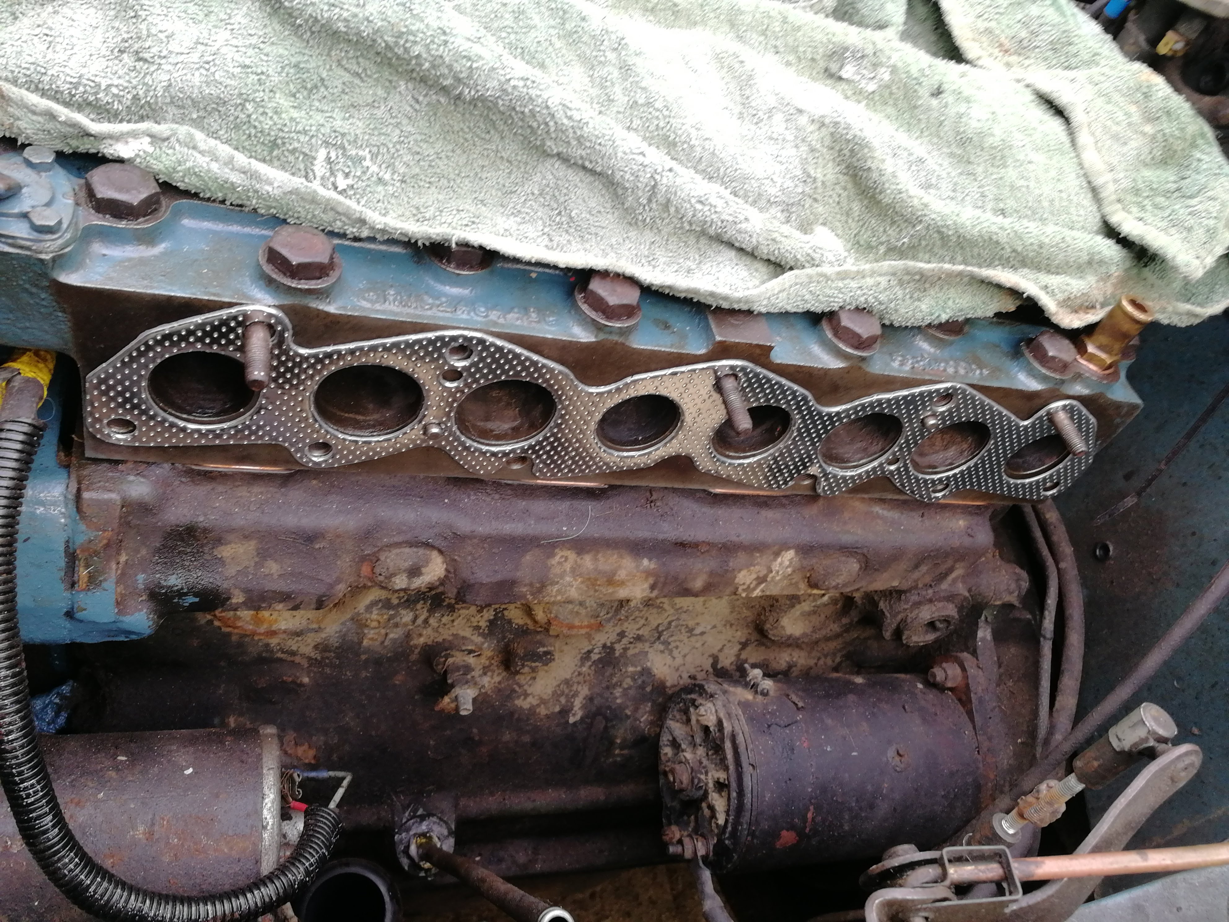 Head back on, Manifold mountings cleaned and new gasket in place, ready