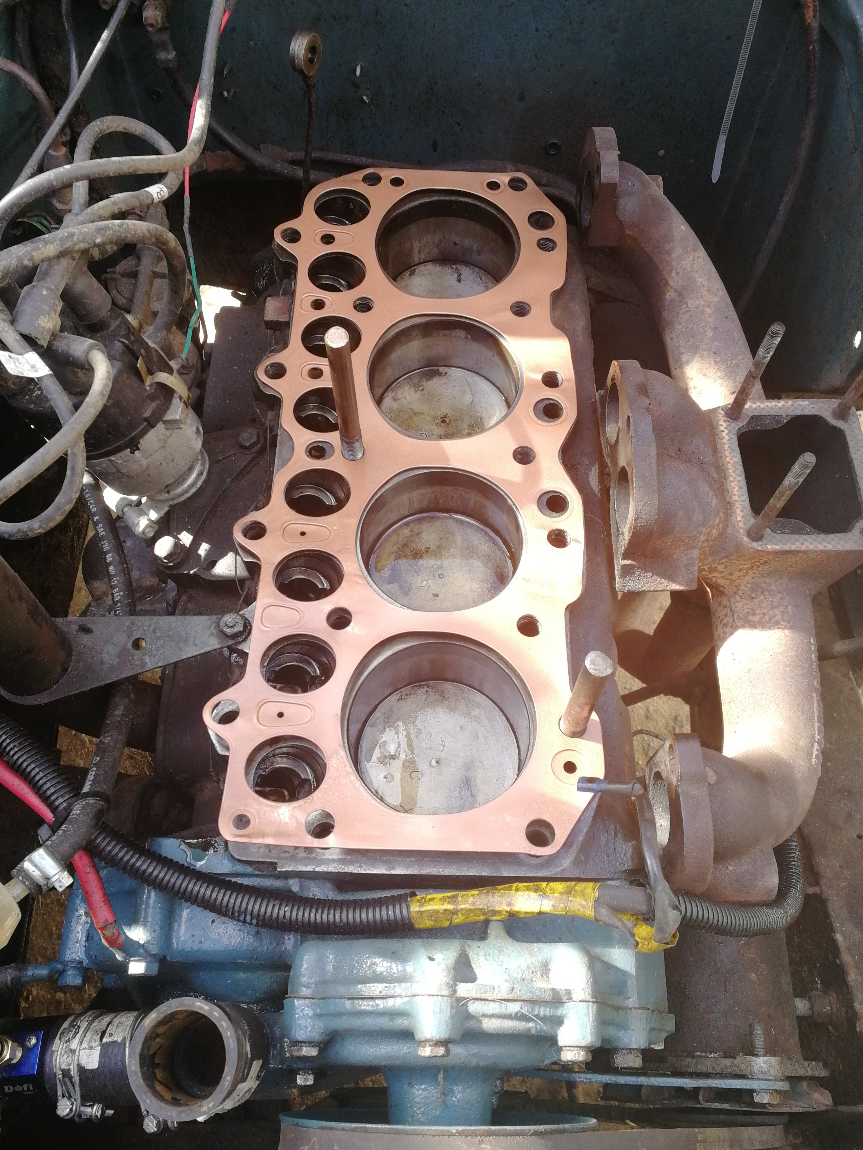 New head gasket in place with copper sealant